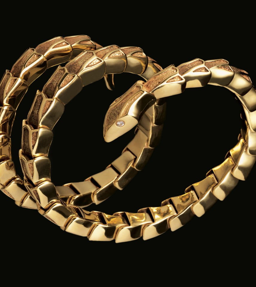 Dettaglio di un gioiello in oro giallo, presumibilmente un bracciale a forma di serpente.