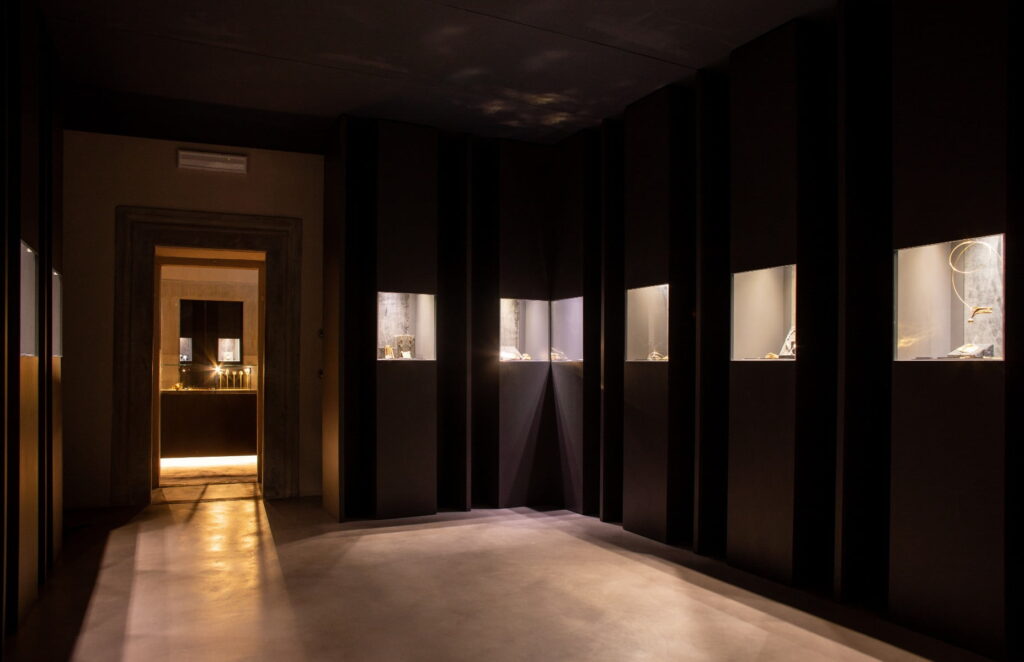 Immagine di una delle sale del Museo Orodautore, con gioielli in oro racchiusi in espositori verticali