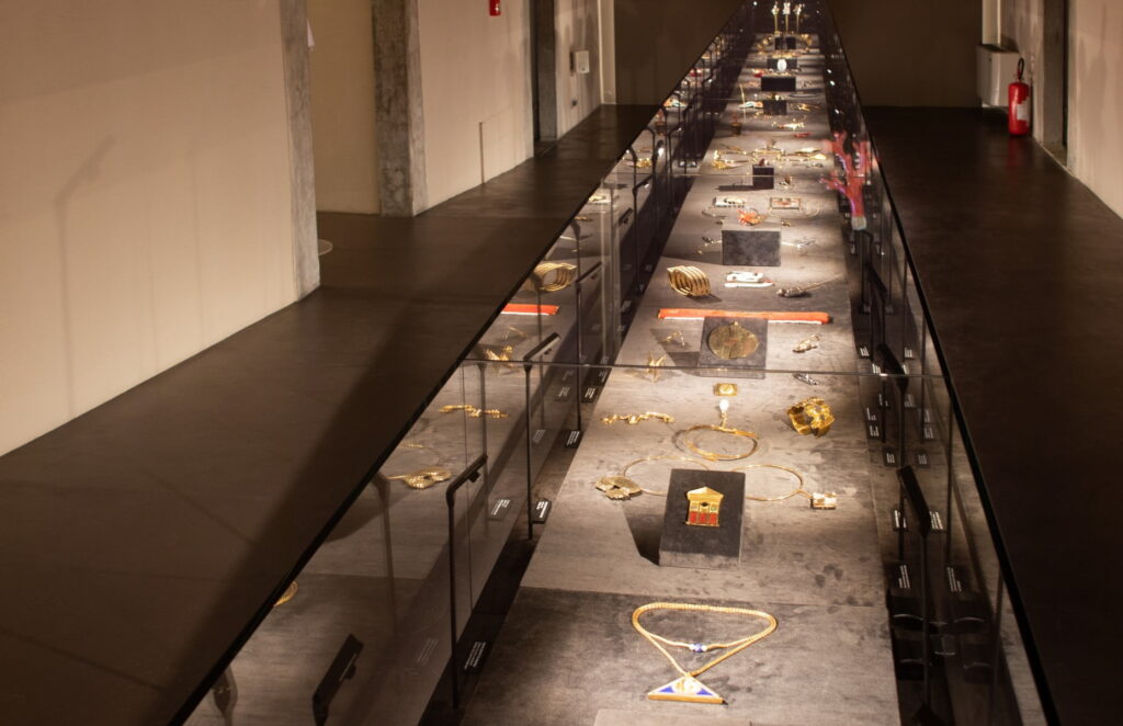 Dettaglio di un espositore orizzontale del Museo Orodautore, che racchiude numerosi gioielli in oro