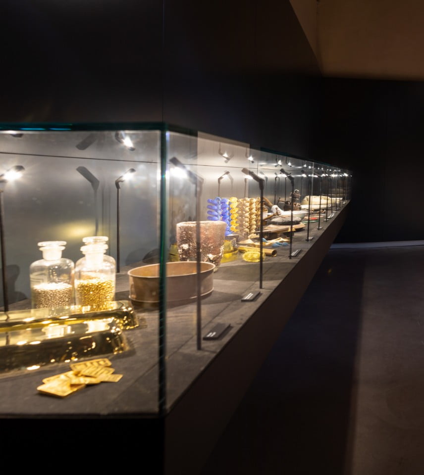 Dettaglio di un espositore del Museo Orodarezzo, che contiene strumenti e prodotti legati alla tradizione orafa.
