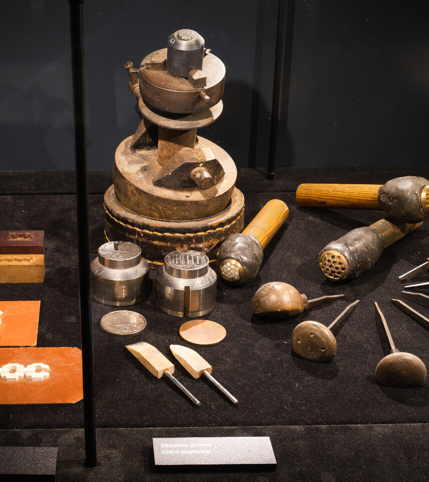 Dettagli di oggetti in esposizione al museo Orodautore utilizzati per la lavorazione dell'oro.