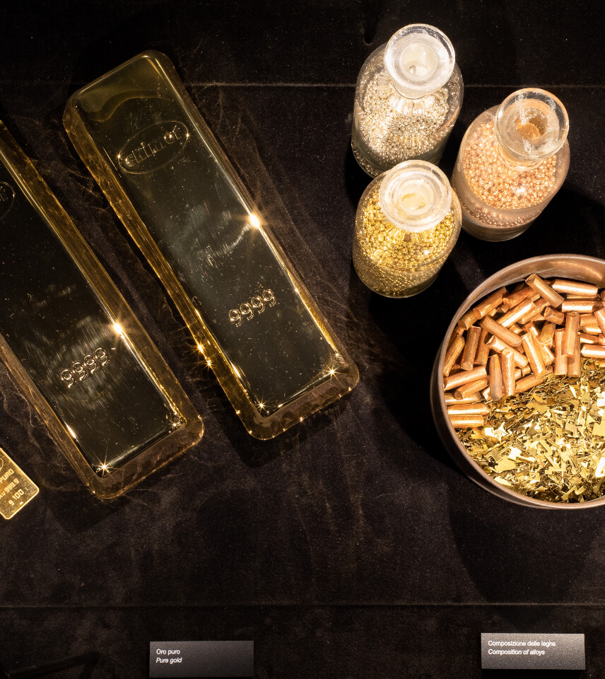 Dettaglio di lingotti in oro puro in esposizione al museo Orodautore