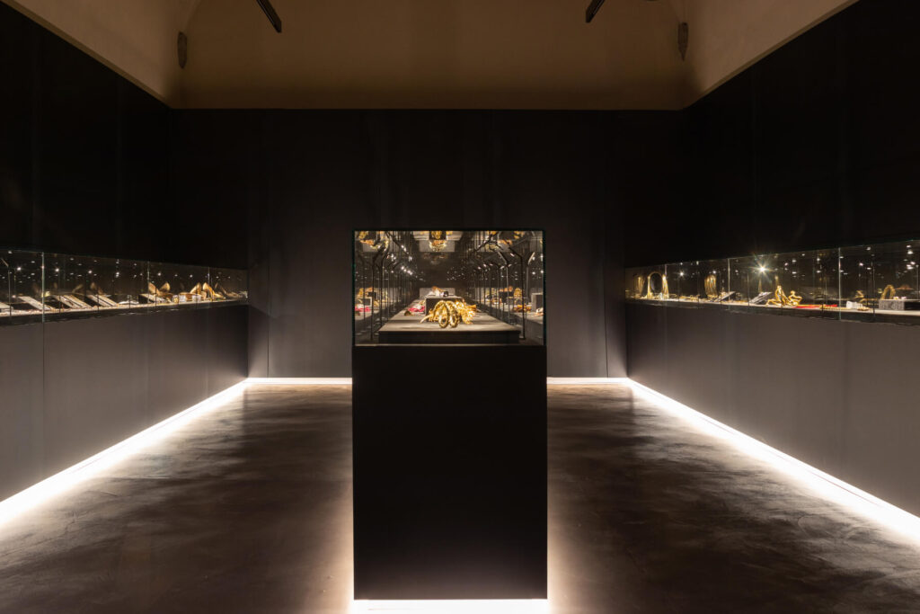 Dettaglio di una stanza con espositori del Museo Orodarezzo, che contiene strumenti e prodotti legati alla tradizione orafa.