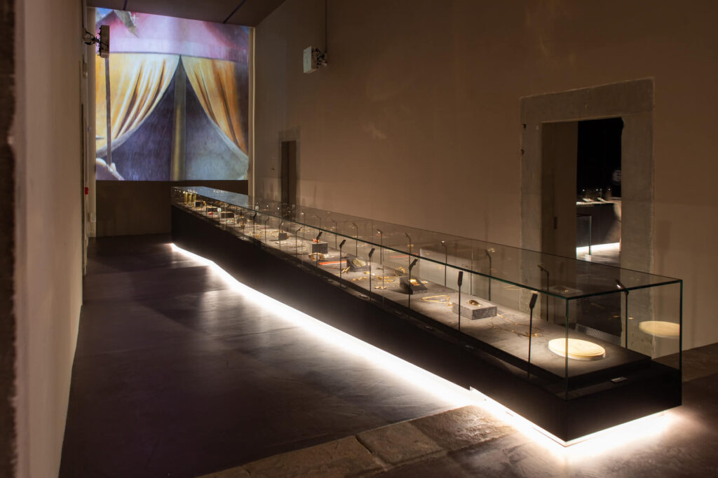 Dettaglio di una stanza con espositore del museo Orodautore.