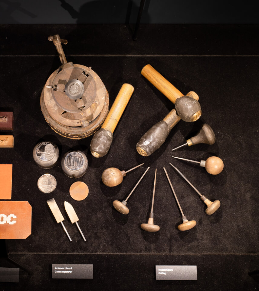 Dettagli di strumenti in esposizione al museo Orodautore utilizzati per la lavorazione dell'oro.