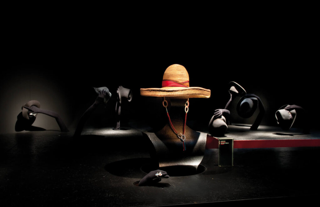 Cappello lavorato con dettagli in oro in esposizione al museo Orodautore.