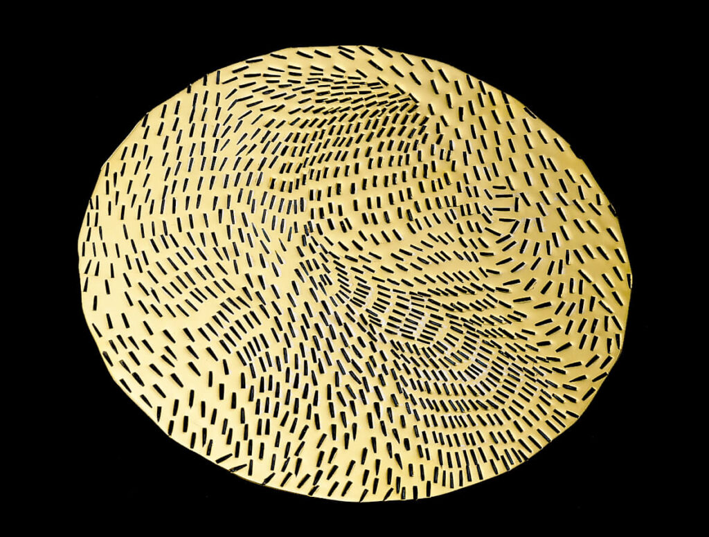 Gioiello realizzato in oro dall'artista Dadamaino