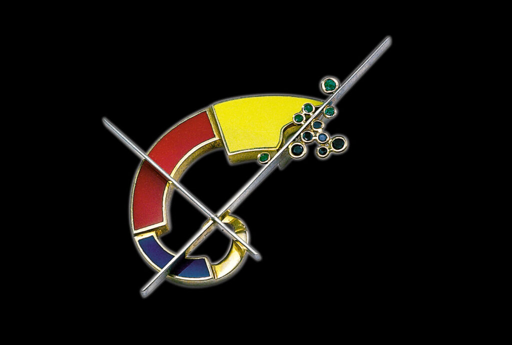 Gioiello realizzato in oro dall'artista Giò Pomodoro