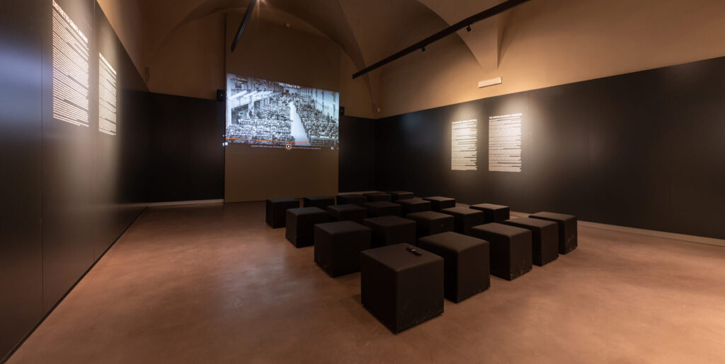 Stanza del museo orodautore con sedute e video proiettato alla parete